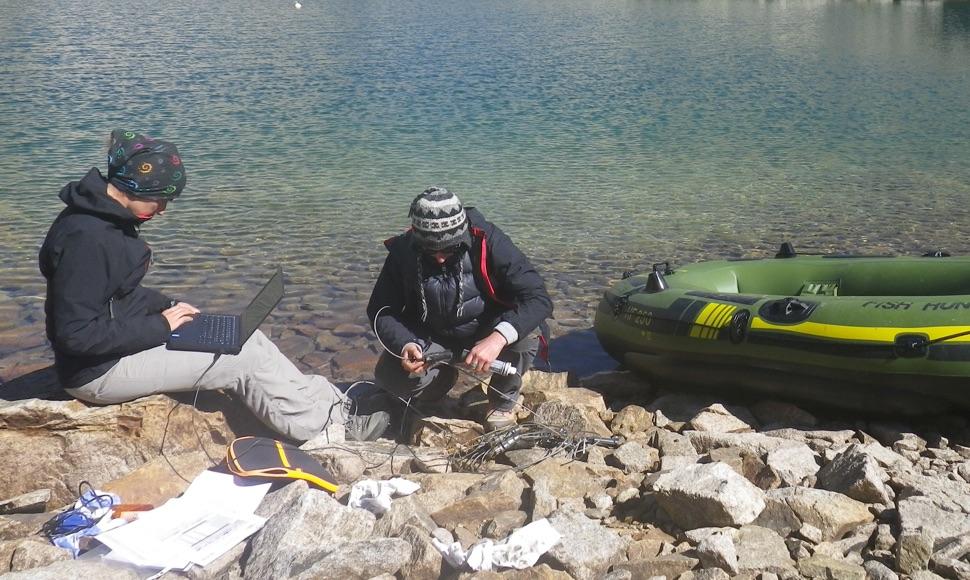 Des agents du Parc effectuent des prélèvements et analyses sur la qualité de l'eau © P. Archimbaud / PnM