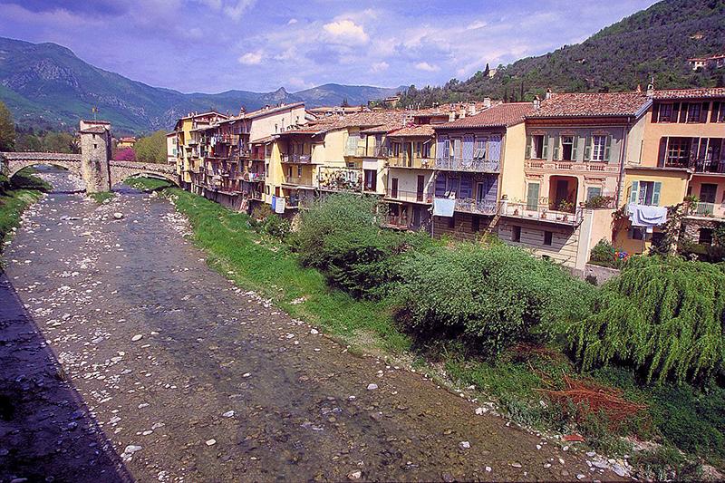  Le village de Sospel sur les rives de la Bévéra. Au fond, le vieux pont