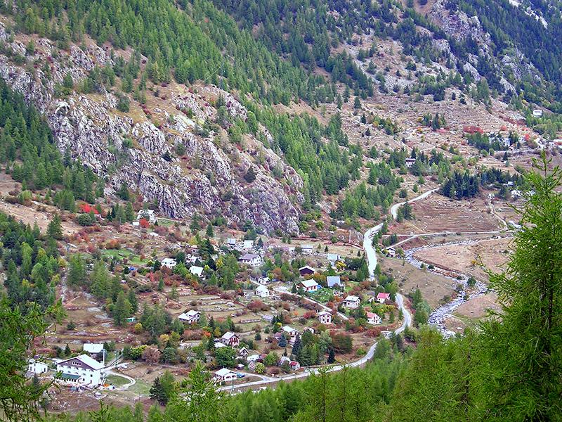  A Belvédère, le "quartier Engiboï"dans le bas de la vallée de la Gordolasque, entouré de pâturages et de mélézins. "Engiboï" se prononce "Ingibouille" et signifie "sur la bosse"