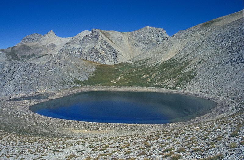  Le lac des Garrets (2621 m) dans sa combe minérale 