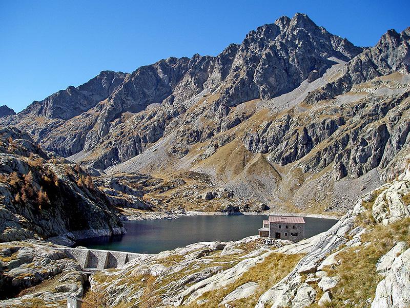  Vue sur le refuge du lac de Valmasque, le plan d'eau et le barrage hydroélectrique