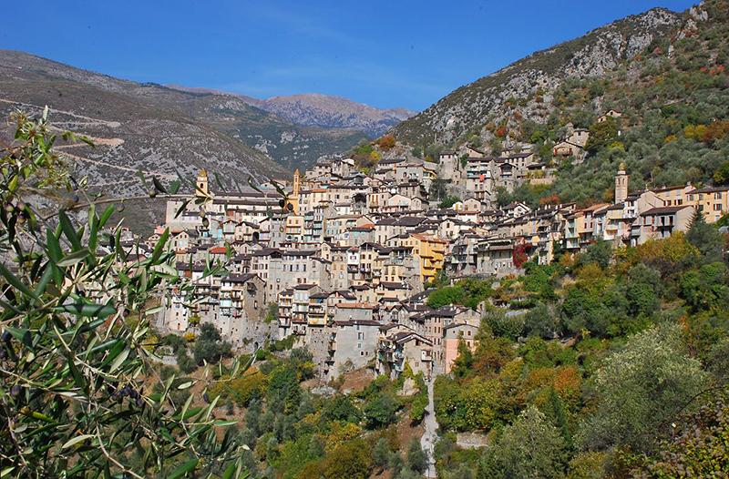  Le village de Saorge accroché à la pente au-dessus des gorges de la Roya