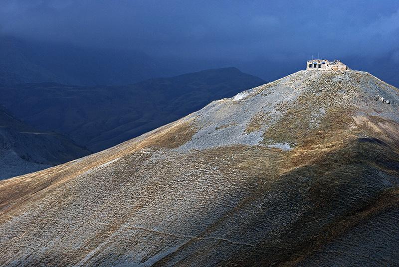 Le mont Vinaigre et ses vestiges militaires au sommet par temps orageux (haute-Tinée)