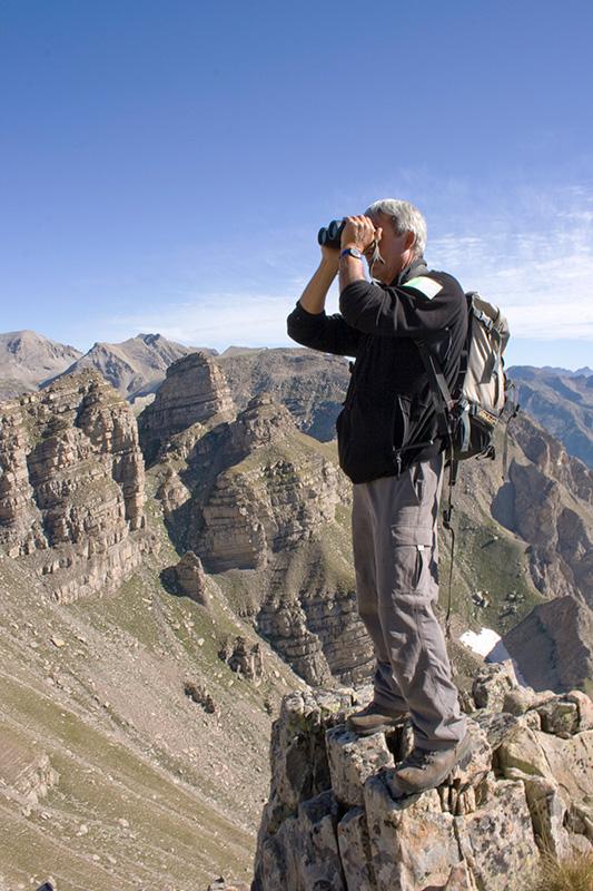 Un garde-moniteur en observation lors d'une opération de comptage des bouquetins dans les secteurs Verdon et Ubaye