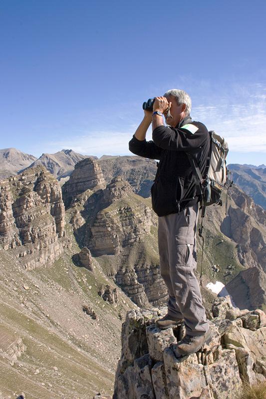 Un garde-moniteur en observation lors d'une opération de comptage des bouquetins dans les secteurs Verdon et Ubaye