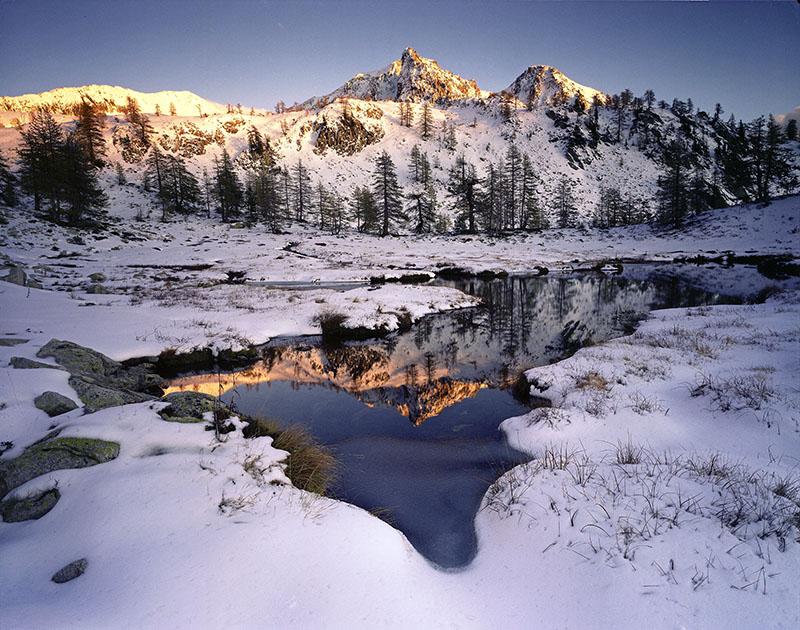  Le lac de Frémamorte en Vésubie dans un paysage de premières neiges automnales