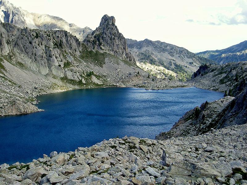  Le lac Nègre en été (2354 m). A gauche, le Cayre Pounchu (2495 m et en arrière plan, le Serre de Rogué qui mène à la Cime de Rogué (2705 m)