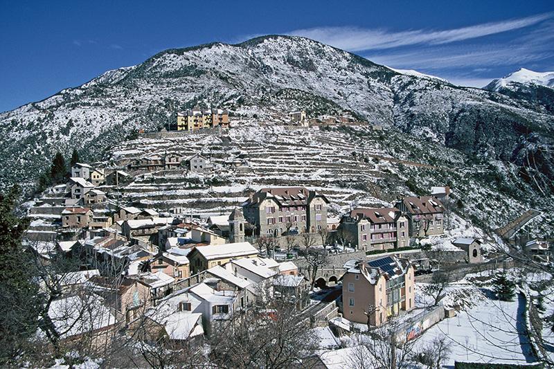  Le village de Rimplas sous la neige en hiver 