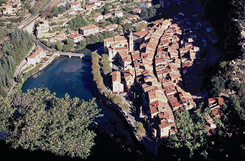  Vue plongeante sur les toits de Breil-sur-Roya 