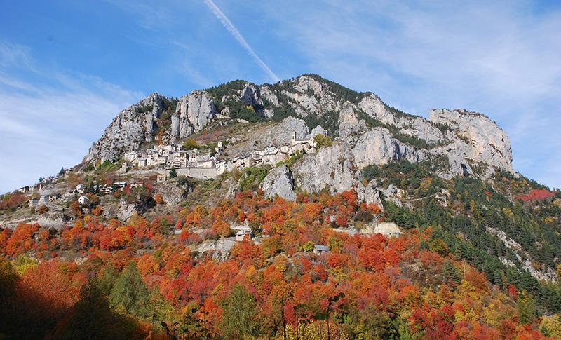  Le village perché de Roubion en automne, dans un écrin paysager bien coloré 