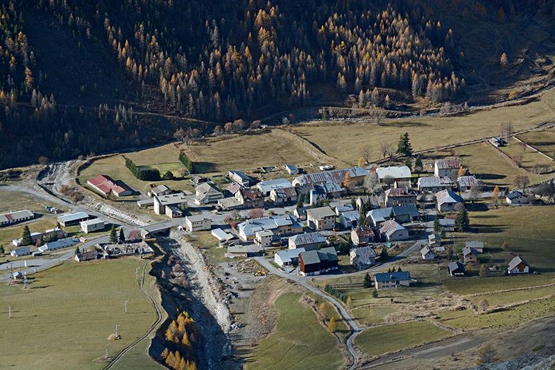 Vue plongeante sur le village de Larche au mois de novembre