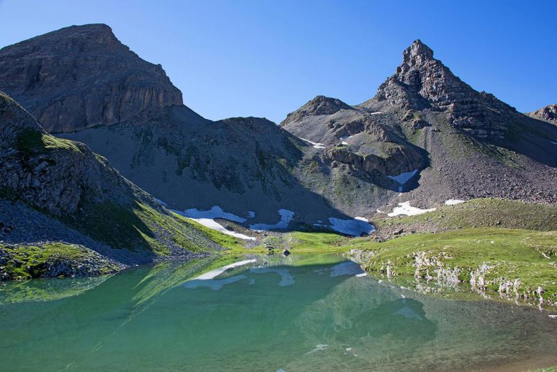 Le lac de l'Oronaye (2411 m) et le Bec du Lièvre (2770 m)
