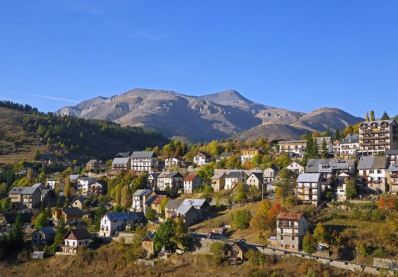 Village de Beuil devant le mont Mounier (2817 m) en automne