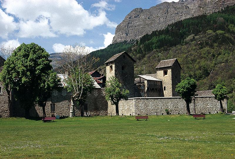  Les remparts autour du village de Colmars-les-Alpes