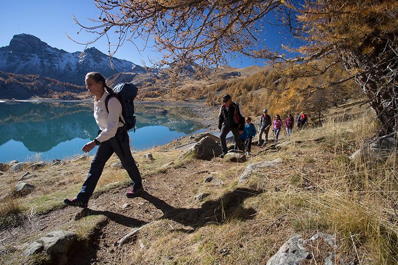 Sortie sur la thématique de la géologie au lac d'Allos avec Christiane Ray-Anezin, accompagnatrice marquée Esprit parc national