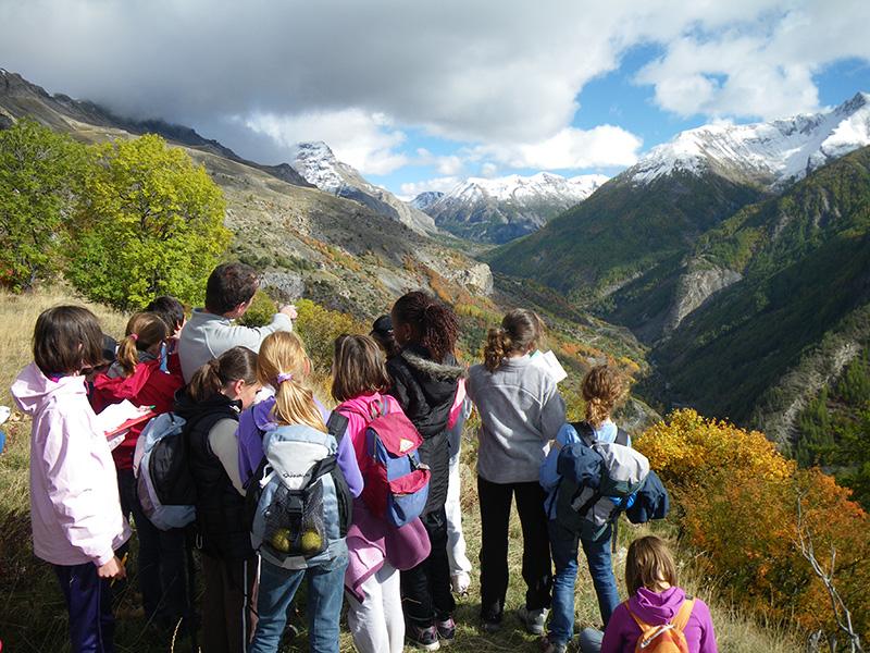 Un agent du Parc accompagnant des élèves lors d'une sortie scolaire