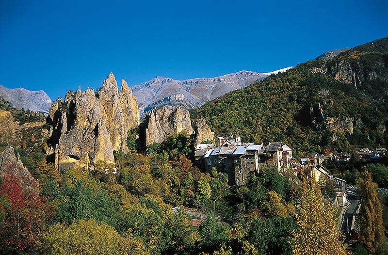  Couleurs automnales sur le village de Péone dominé par ses aiguilles rocheuses dolomitiques très caractéristiques nommées les "Demoiselles"