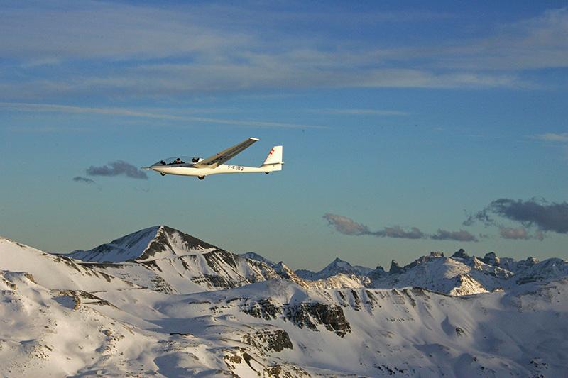 Un planeur au mois d'avril près de la Bonette, au-dessus d'un paysage encore hivernal