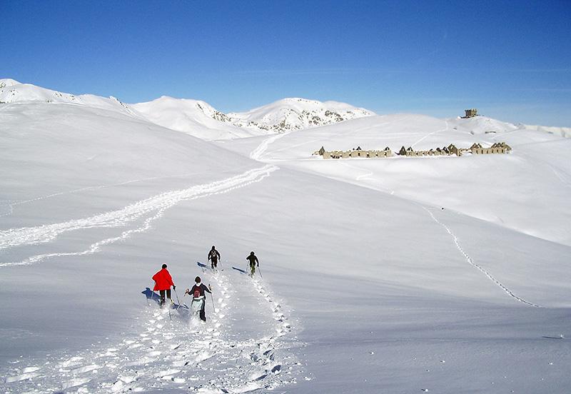 Après des chutes de neige fraîche, randonnée en raquettes autour de l'Authion