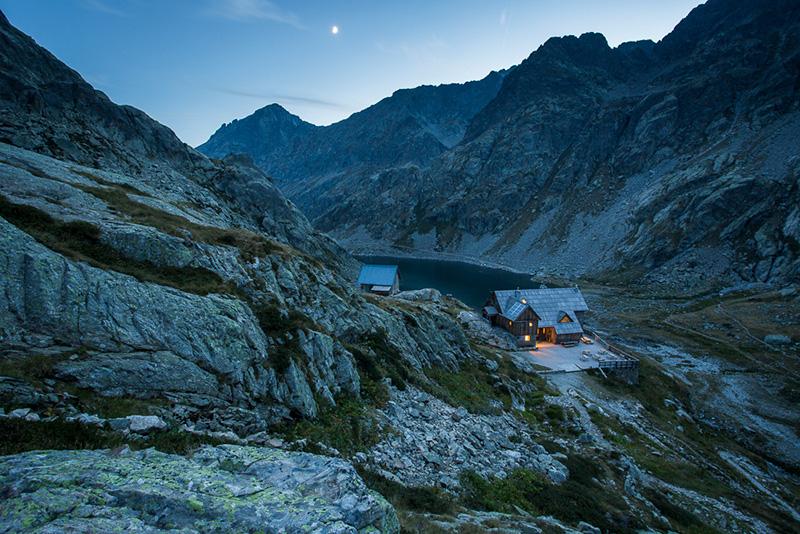 Le refuge de Nice à la tombée de la nuit