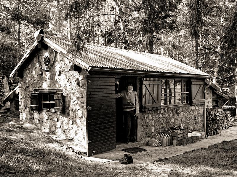 Roger Settimo devant sa cabane