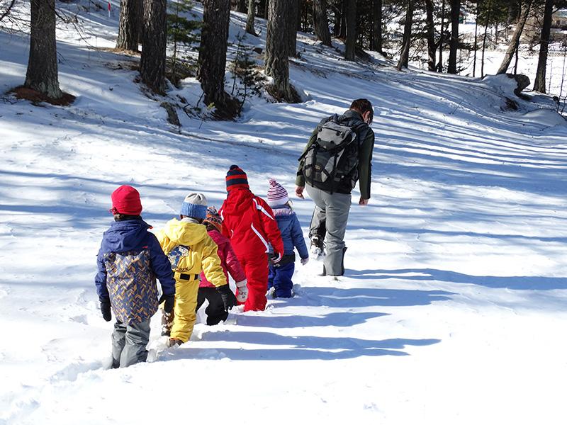 Un agent du Parc accompagnant des élèves lors d'une sortie scolaire dans la neige