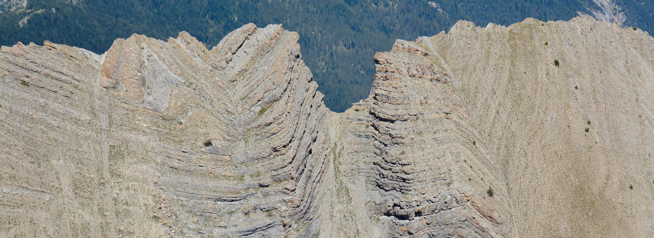 L'étonnante brèche de la Vieille découpe la nappe de charriage du Parpaillon, Val d'Oronaye, 19/08/2026 © F. Breton / PnM