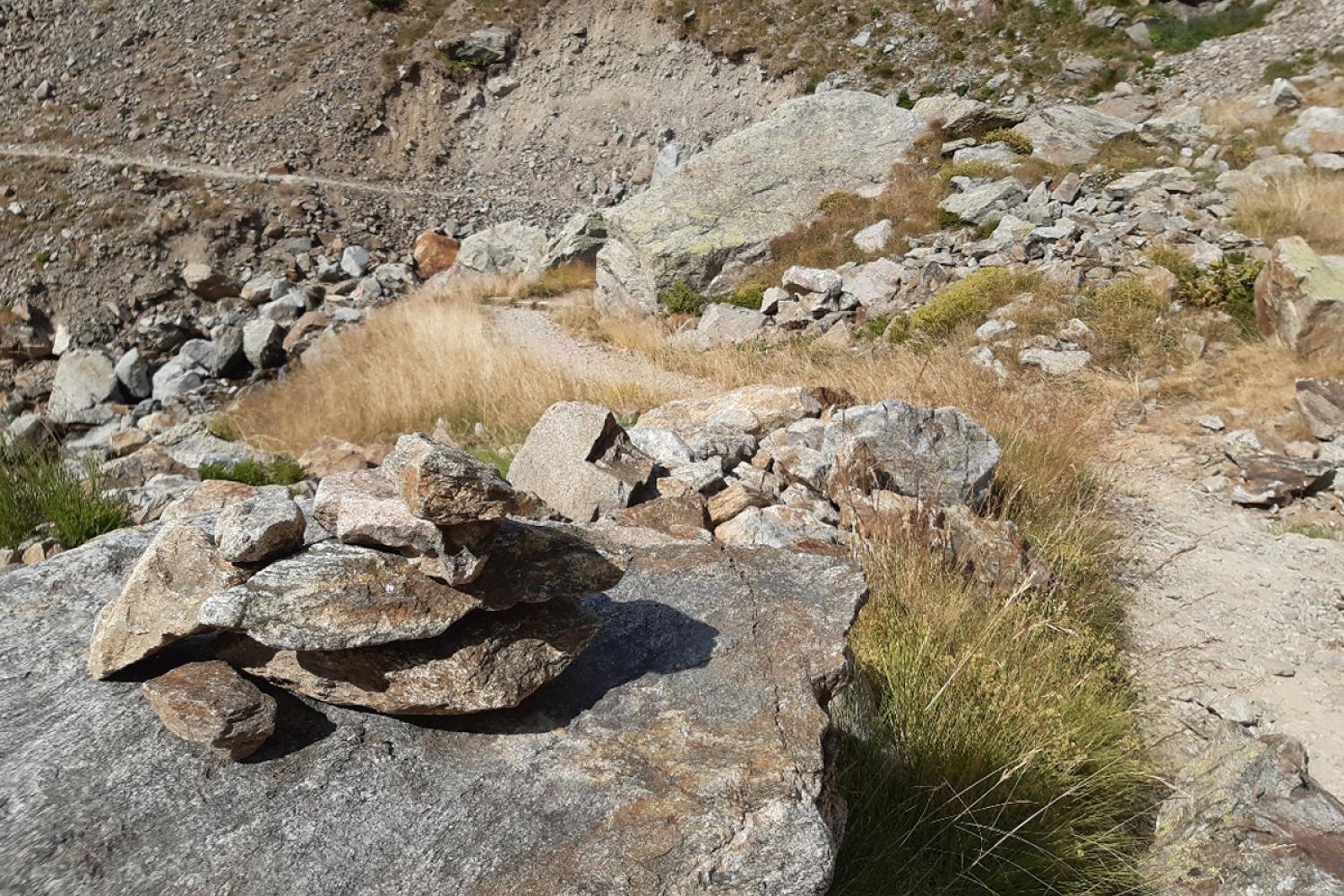 Cairn sur sentier © J. Brahim / PnM