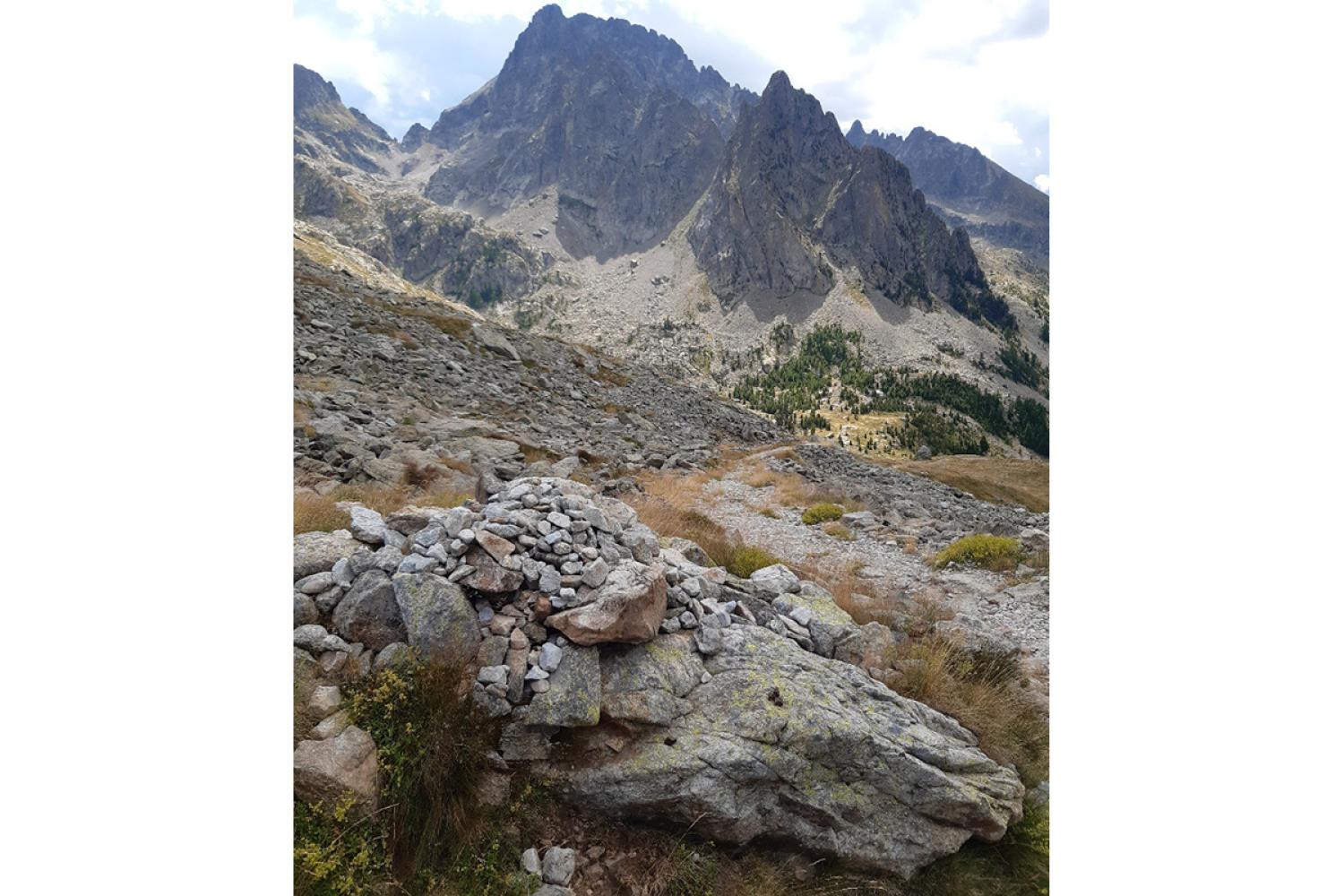 Gros cairn au bord d'un chemin © J. Brahim / PnM