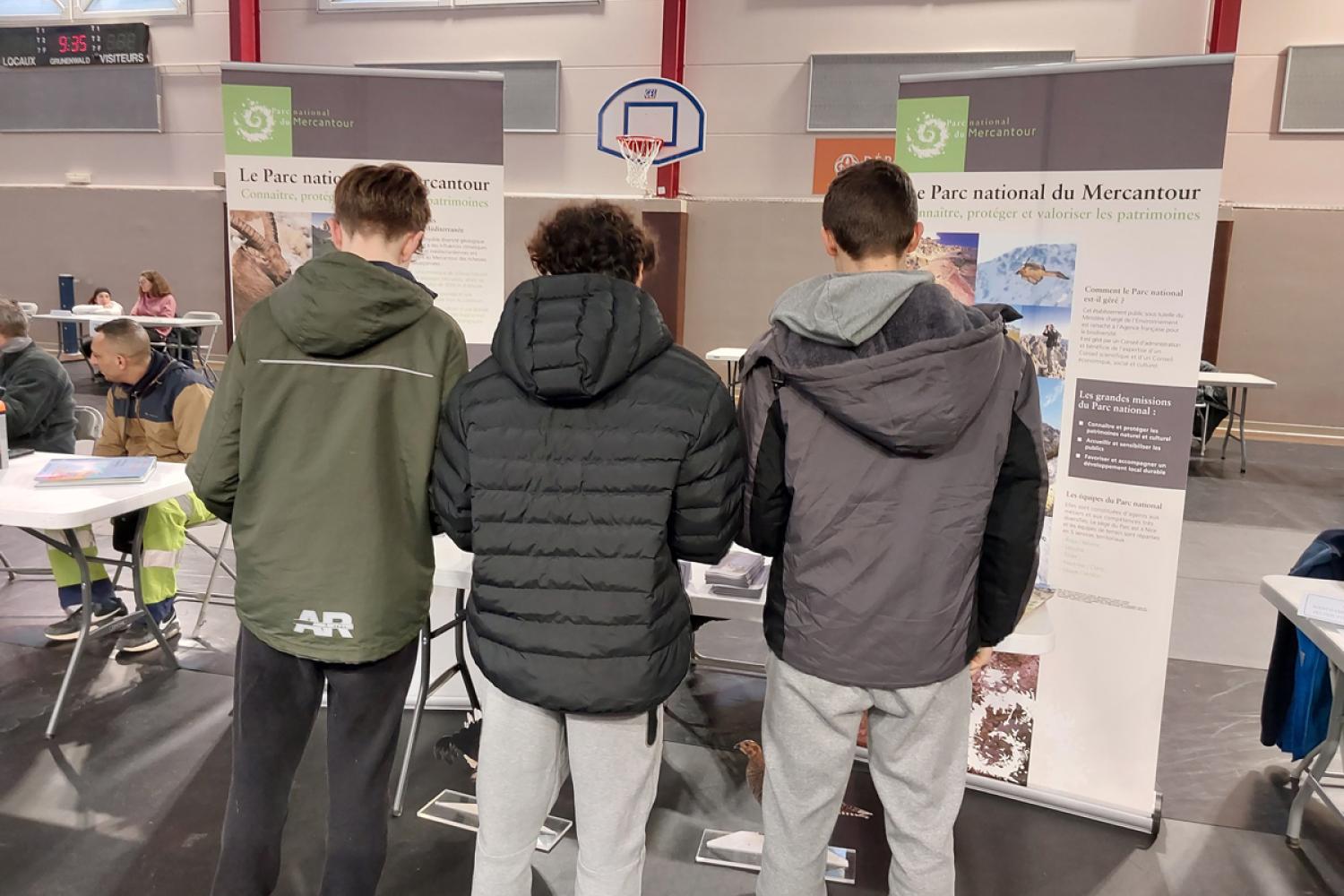 Échanges avec des collégiens au Forum des Métiers de Breil-sur-Roya © F. Chapelut / PnM