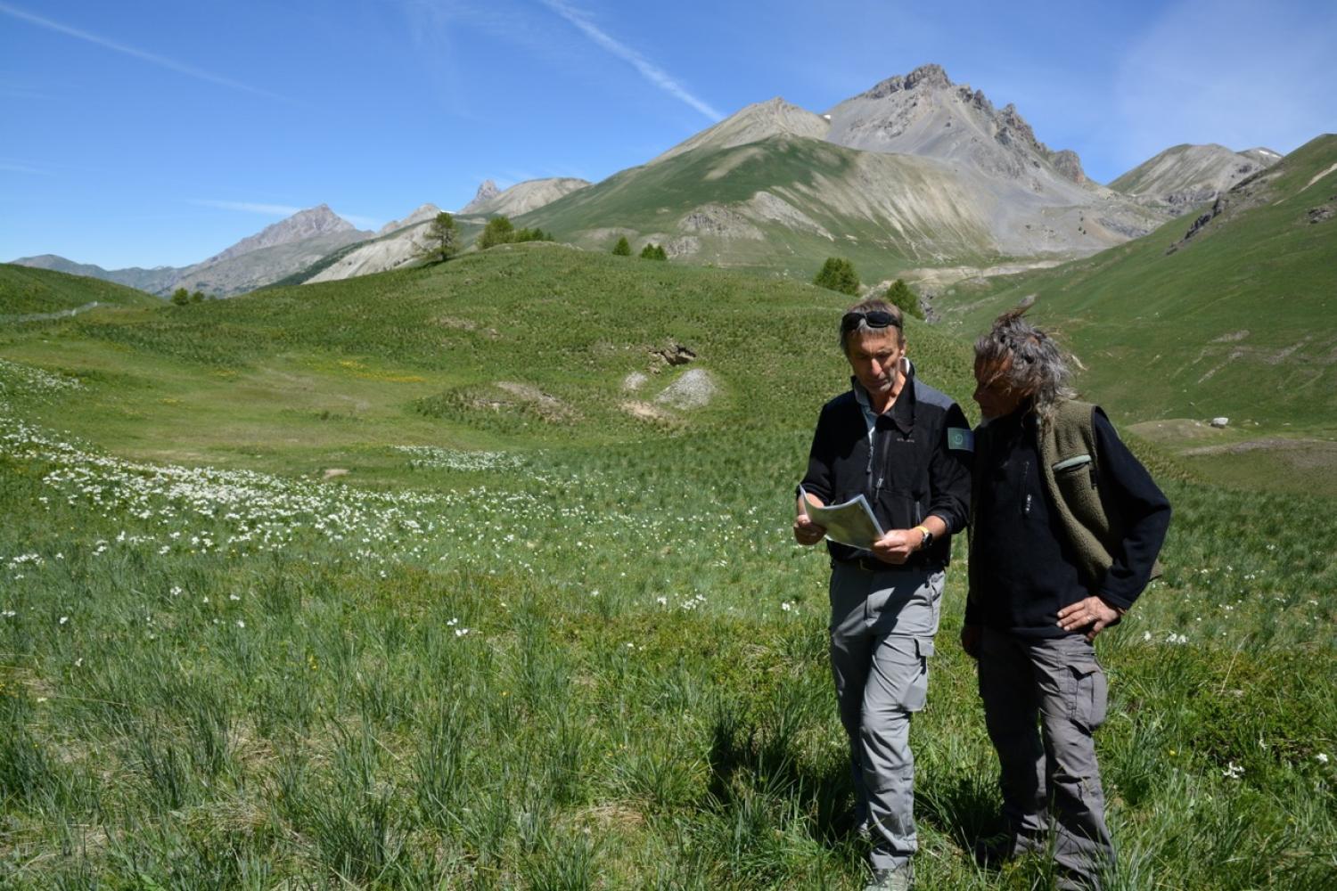 Concertation d'un garde-moniteur avec un berger © L. Lallemenand