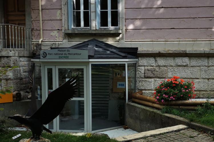 Entrée de la maison du Parc de la vallée de l'Ubaye au parc de la Sapinière - Entrée de la maison du Parc de la vallée de l'Ubaye au parc de la Sapinière